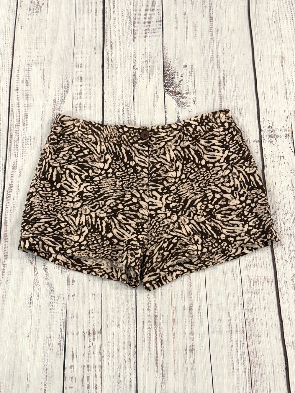 Madison Womens size 10 Animal Print 55% Linen 45% Rayon Blend  Shorts Washable